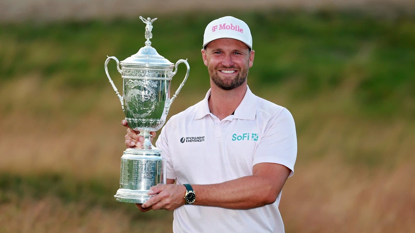 Wyndham Clark holding the U.S. Open trophy.